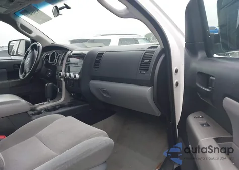 2010 Toyota Sequoia Sr5 5.7L V8 z USA, uszkodzony, nr VIN 5TDBW5G19AS028591